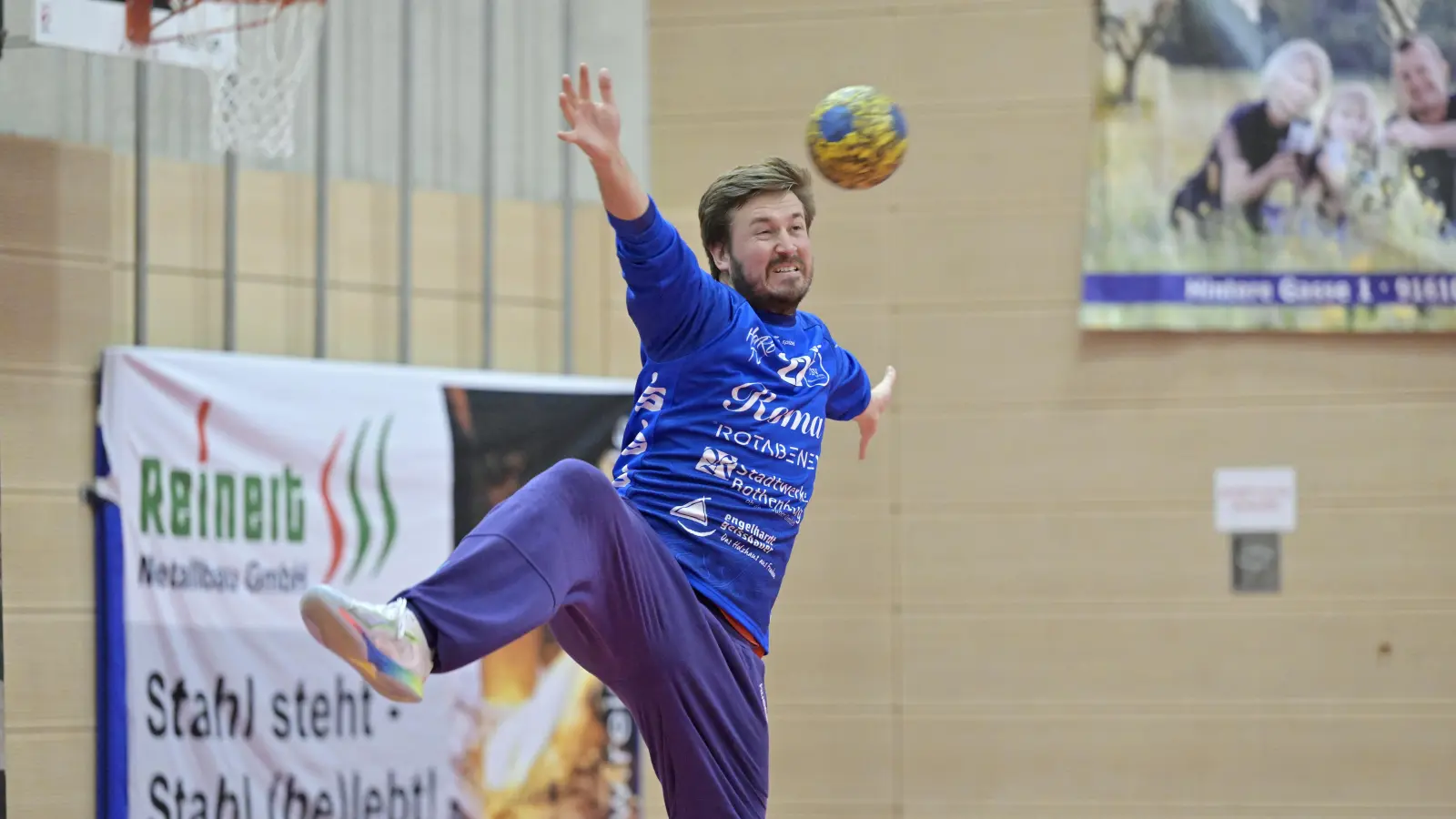Torhüter Andreas Amann (in der vergangenen Saison) zeigte beim Auftaktsieg in Anzing ein starke Leistung. Darauf bauen die Rothenburger auch im ersten Heimspiel gegen Günzburg. (Foto: Martin Rügner)