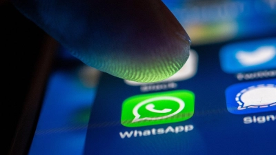Die neue WhatsApp-Betrugsmasche setzt auf gekaperte Konten und arglose Nutzende, die nicht wissen können, wer wirklich hinter den Geldbitten steckt. (Foto: Zacharie Scheurer/dpa-tmn/dpa)