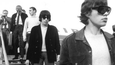 Am Flughafen Tegel verlassen Mick Jagger und Bill Wyman das Flugzeug. (Archivbild) (Foto: Konrad Giehr/dpa)