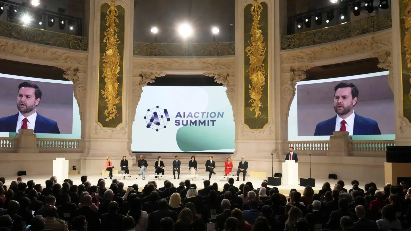 US-Vizepräsident J.D. Vance spricht während des Aktionsgipfels für künstliche Intelligenz in Paris. (Foto: Michel Euler/AP/dpa)