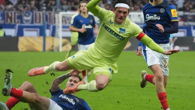 Kampf um den Ball: Hertha-Profi Fabian Reese (M) im Duell mit Kiels Marco Komenda (l).  (Foto: Marcus Brandt/dpa)