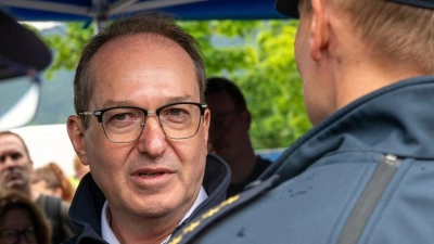 Wenige Stunden nach seinem Amtsantritt ordnete Bundesinnenminister Alexander Dobrindt (CSU) an, auch Asylsuchende an den Grenzen zurückzuweisen.  (Foto: Peter Kneffel/dpa)