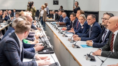 Die AfD-Fraktion sieht sich benachteiligt durch die Entscheidungen. (Archivfoto) (Foto: Michael Kappeler/dpa)