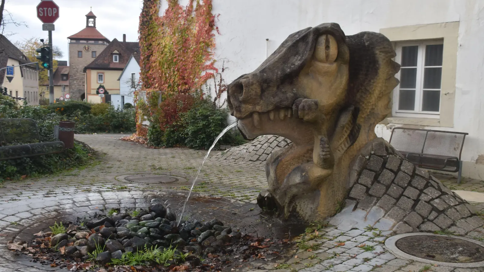 Die Lindwurmskulptur, früher an der Adi-Dassler-Straße platziert, bekommt einen neuen Standort. (Foto: Andreas Reum)