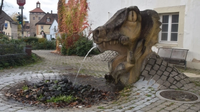 Der steinerne Lindwurm an der Adi-Dassler-Straße wandert im Zuge der Hauptstraßensanierung um etwa 50 Meter in Richtung Torturm. (Foto: Andreas Reum)