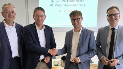 Oberbürgermeister Thomas Deffner (links) und der Neustädter Landrat Dr. Christian von Dobschütz (rechts) verabschiedeten gemeinsam mit dem neuen Vorsitzenden des Rettungsdienst-Zweckverbands Marco Meier (Zweiter von rechts) dessen Vorgänger Dr. Jürgen Ludwig.  (Foto: Thomas Schaller)