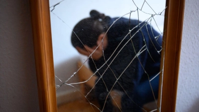 Frauen, die in gewaltvollen Beziehungen leben, tun sich oft schwer, den Partner zu verlassen - vor allem aufgrund von emotionaler Abhängigkeit. (Symbolbild) (Foto: Jonas Walzberg/dpa)