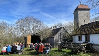 Der Saisonauftakt war begünstigt von schönem Wetter, so dass auch draußen zusammengesessen werden konnte. (Foto: Cedric Sterner)
