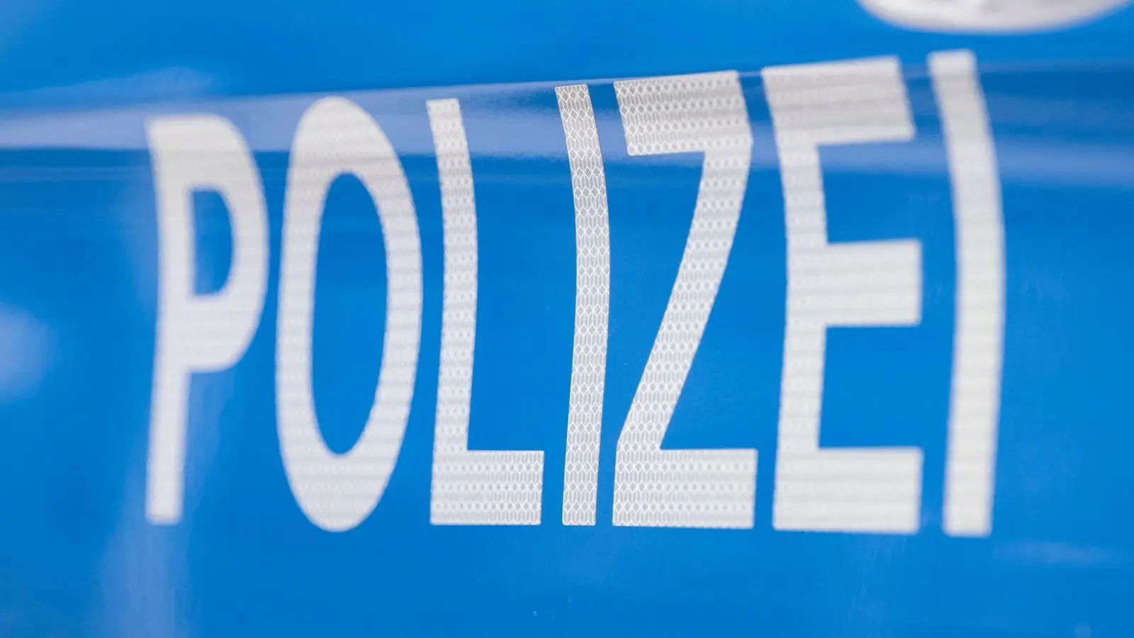 Etwa 20 Bierkisten auf der A9 beeinträchtigten den Verkehr. (Symbolbild) (Foto: Boris Roessler/dpa)