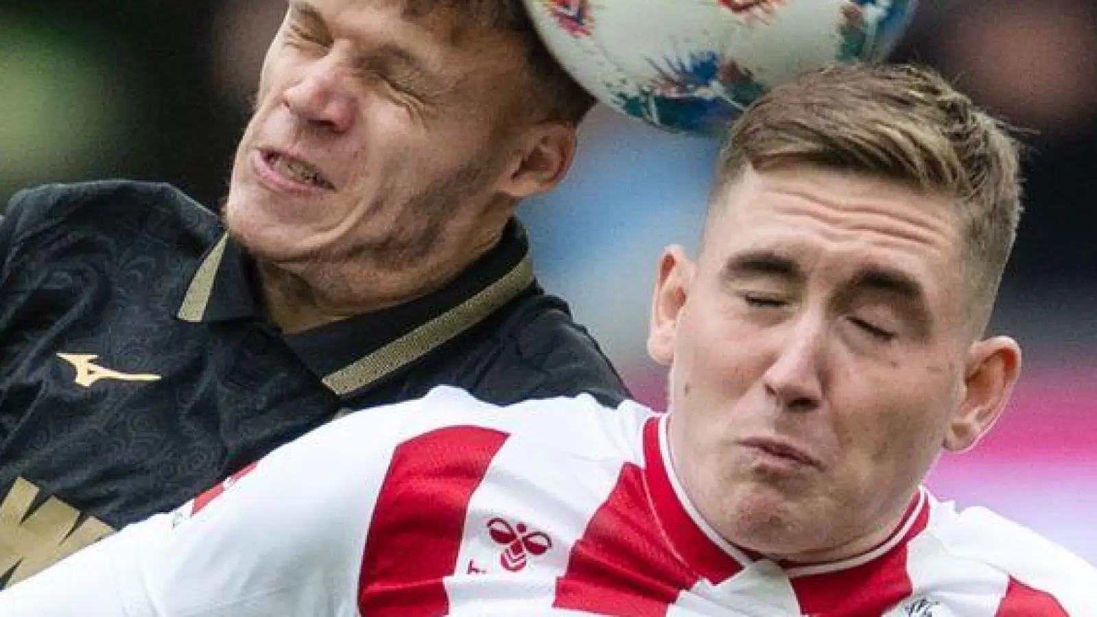 Kölns Isak Johannesson (r) und Augsburgs Robin Fellhauer kämpfen um den Ball. (Foto: Marius Becker/dpa)