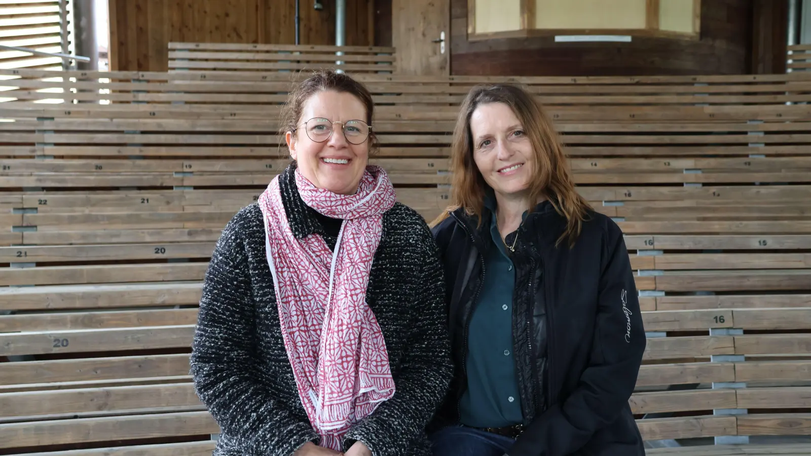 Maike Frank und Margarit Ziellenbach (rechts) freuen sich auf die Premiere der rabenschwarzen Krimi-Komödie „Arsen und Spitzenhäubchen“. (Foto: Martina Haas)