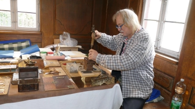 Bernhard Gabert demonstriert im Bad Windsheimer Freilandmuseum, wie alte Bücher restauriert und Beschläge hergestellt werden. (Foto: Helmut Meixner)