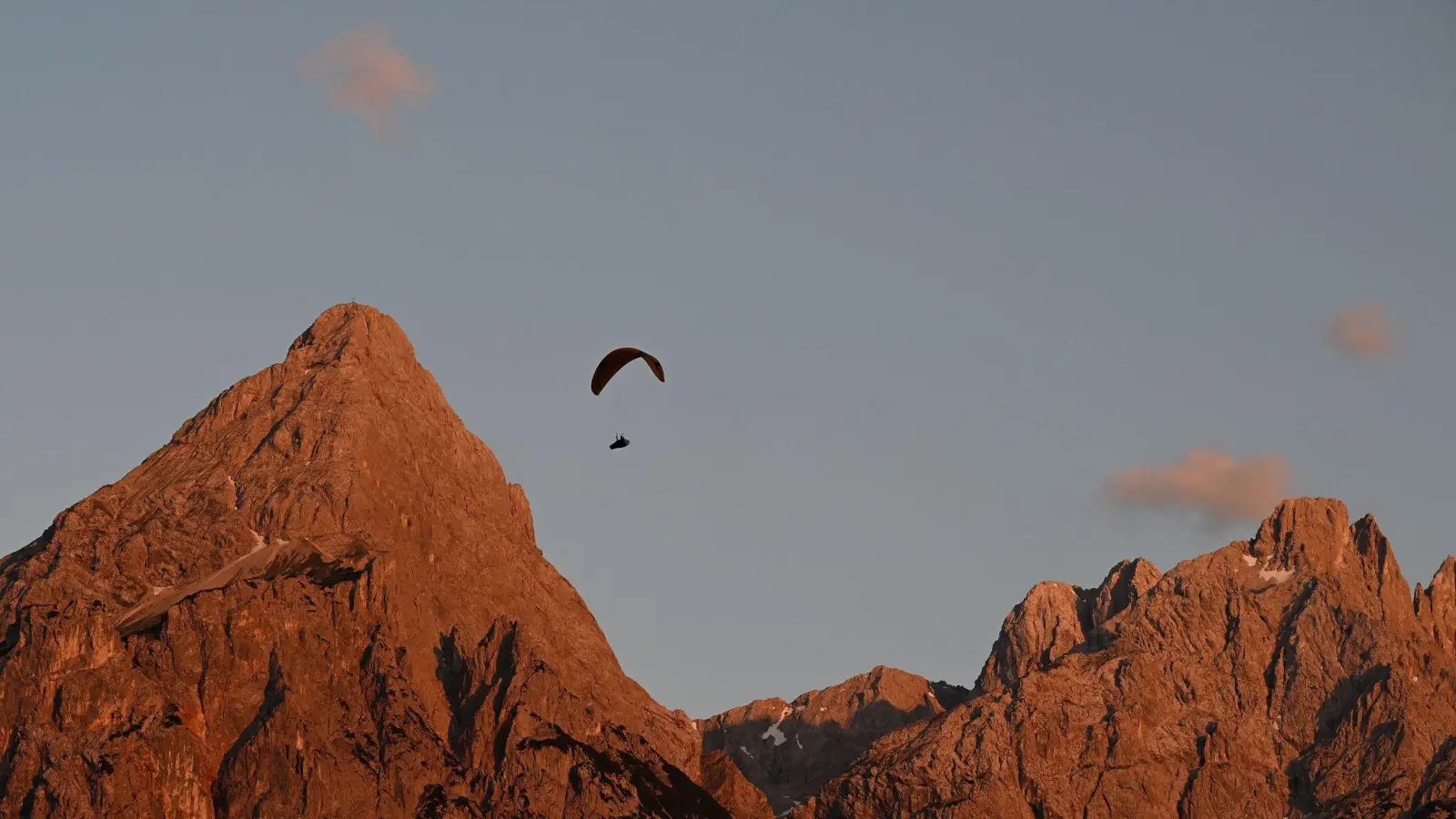 Die Sonnenspitze nahe der Zugspitze. Wird es dort für Wanderer immer gefährlicher? (Archivbild) (Foto: Angelika Warmuth/dpa)