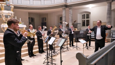 Fächerte komplexe Kompositionen farbig auf: das Blechbläserensemble Genesis Brass unter der Leitung seines Gründers Christian Sprenger beim Konzert in St. Gumbertus. (Foto: Martin Stumpf)