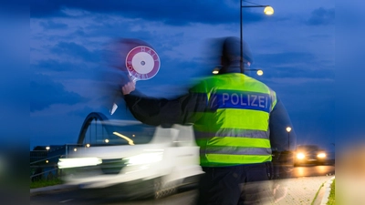 Spraydosen, Atemschutzmasken und weitere Ausrüstung wurden bei einer Kontrolle am Grenzübergang in Simbach am Inn entdeckt. (Symbolbild) (Foto: Patrick Pleul/dpa)