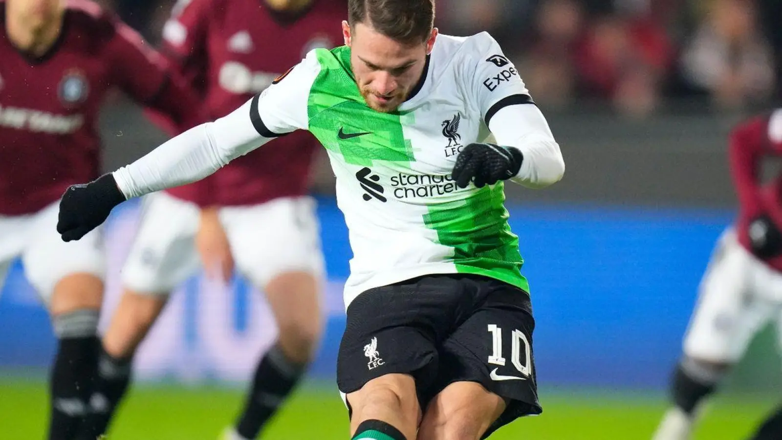 Liverpools Alexis Mac Allister erzielt per Elfmeter den Führungstreffer seiner Mannschaft. (Foto: Petr David Josek/AP/dpa)