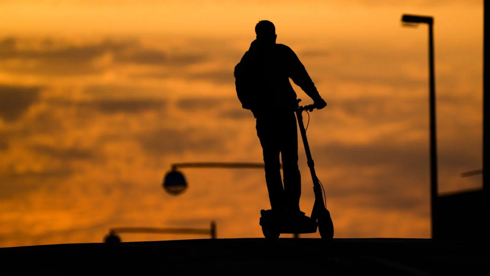 Beim Fahren mit dem E-Scooter gelten die gleichen Promillegrenzen wie beim Autofahren. (Foto: Julian Stratenschulte/dpa/dpa-tmn)