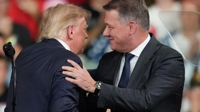 Trump und Audi-Chef Döllner bei der Wahlkampfveranstaltung. (Archivbild) (Foto: Mike Stewart/AP/dpa)