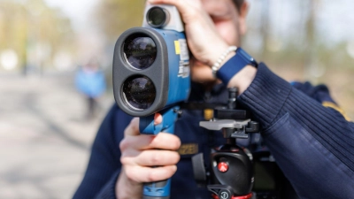 Im Zuge des bayernweiten Blitzermarathons misst die Polizei auch in Stadt und Landkreis Ansbach das Tempo der Autofahrerinnen und Autofahrer. (Symbolbild: Daniel Karmann/dpa)