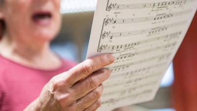 Ganz im Moment, verschmolzen mit der Musik: Singen hat nicht nur positive Auswirkungen auf den Körper, sondern auch auf die Psyche.  (Foto: Robert Günther/dpa-tmn)