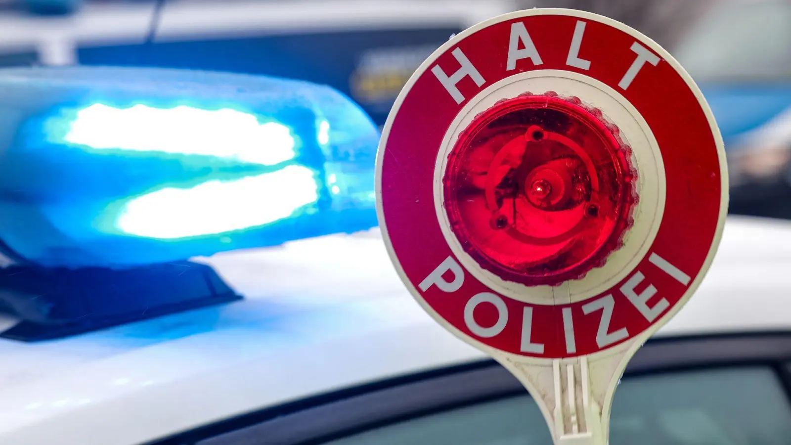 Der Jugendliche ignorierte die Anhaltesignale der Polizisten und fuhr auf seinem E-Scooter weiter. (Symbolbild) (Foto: Jan Woitas/dpa)