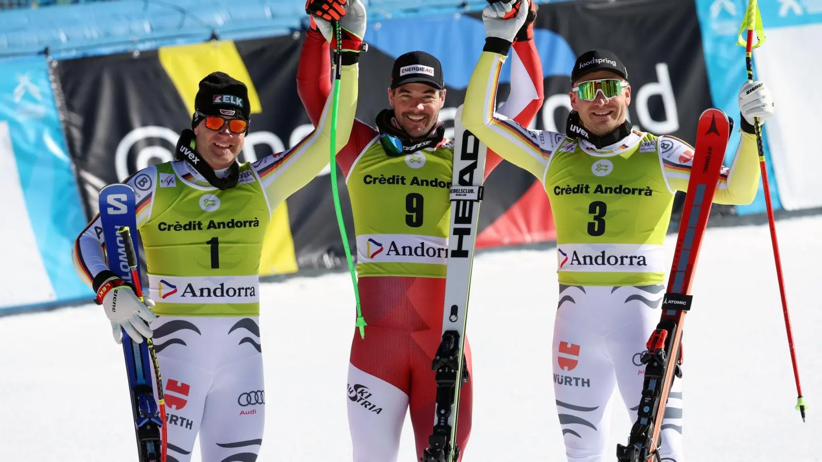 Vincent Kriechmayr (M) siegte vor Romed Baumann (l) und Andreas Sander. (Foto: Alessandro Trovati/AP)