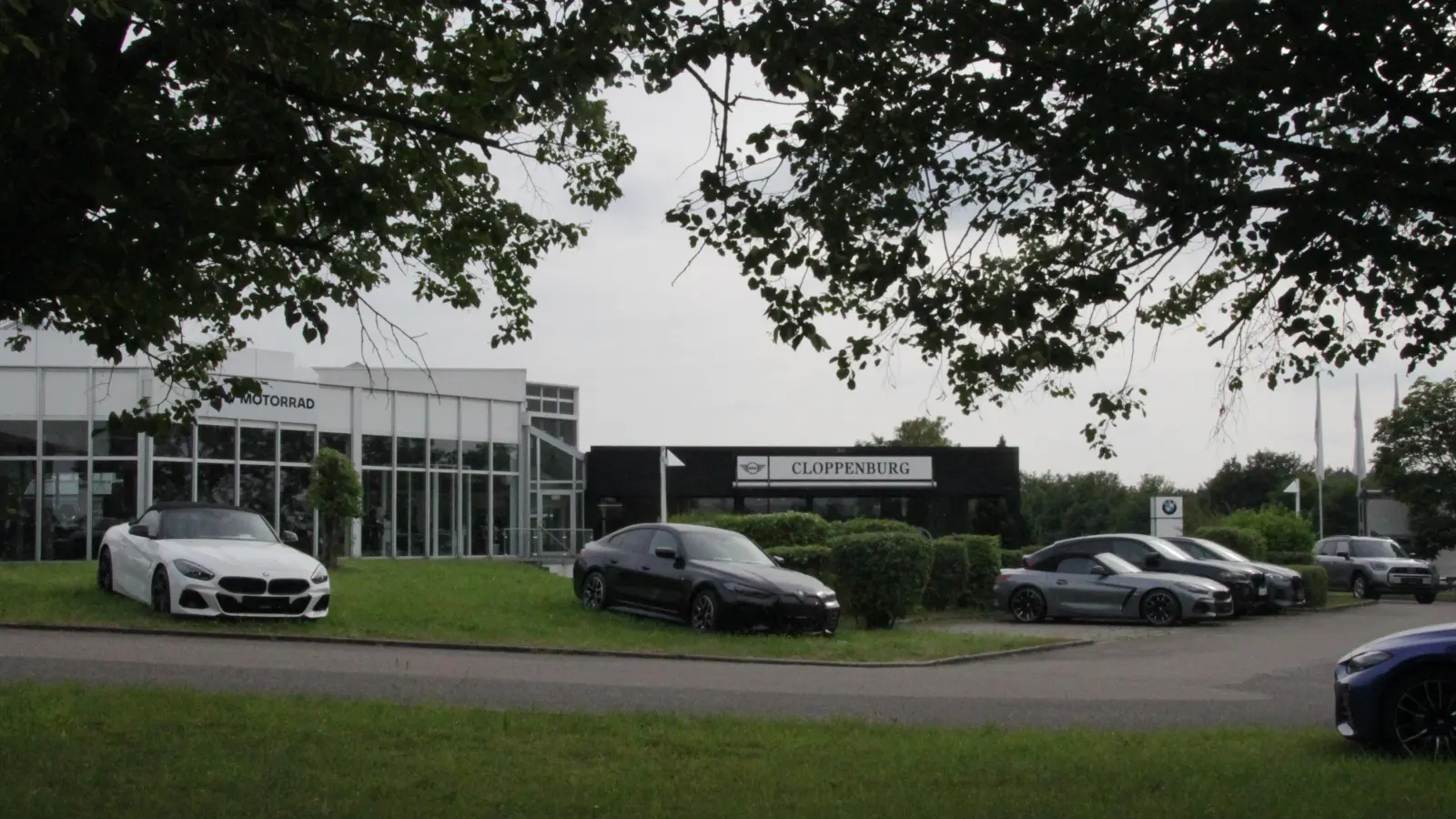 Adieu, Ansbach: Der BMW- und Mini-Händler Cloppenburg will seinen Standort im Stadtteil Brodswinden verlassen und ein paar Kilometer weiter in Burgoberbach eine neue Niederlassung bauen. (Foto: Robert Maurer)