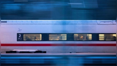Ein Mann mit Sturmhaube sorgte in einem ICE nach München für einen Polizeieinsatz. (Symbolbild) (Foto: Marijan Murat/dpa)