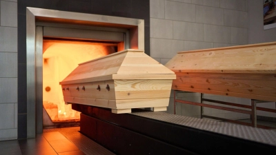 Ein Sarg wird in einem Krematorium verbrannt. (Symbolbild) (Foto: Thomas Frey/Deutsche Presse-Agentur GmbH/dpa)