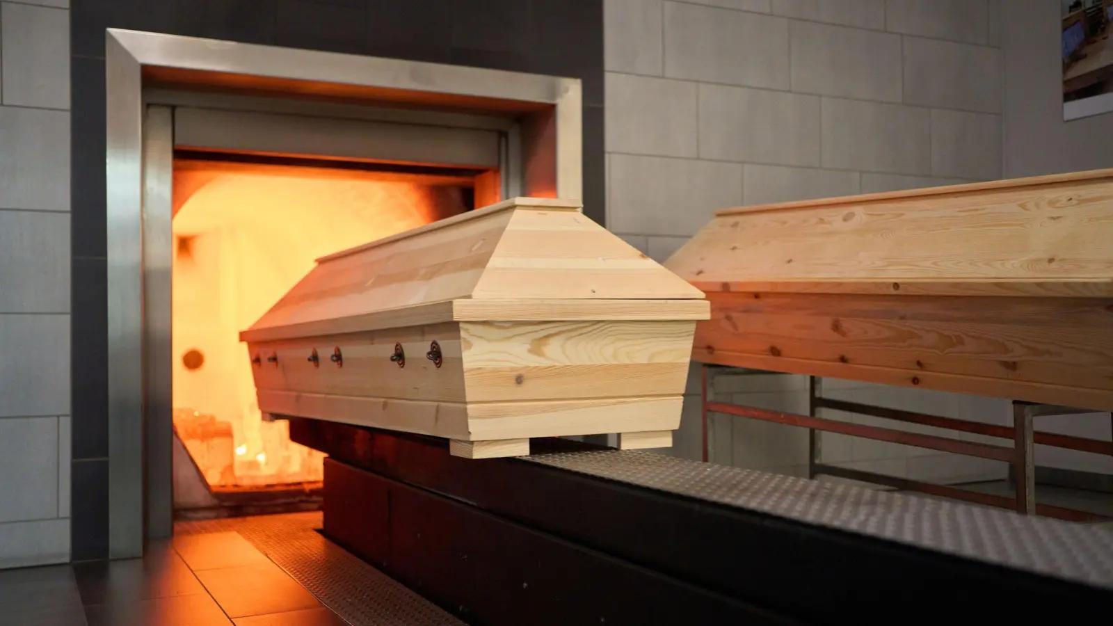 Ein Sarg wird in einem Krematorium verbrannt. (Symbolbild) (Foto: Thomas Frey/Deutsche Presse-Agentur GmbH/dpa)