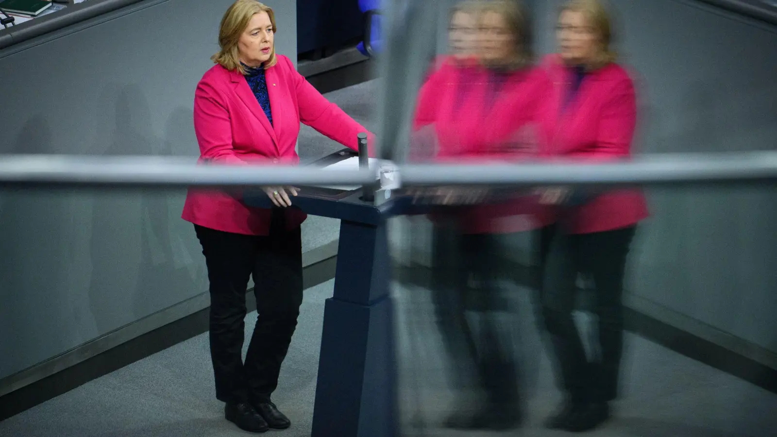 Industriearbeit sei nicht nur ein Selbstzweck, sondern auch ein Sicherheitsfaktor, sagt die Arbeitsministerin.  (Foto: Bernd von Jutrczenka/dpa)