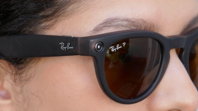 Die Datenbrille von Meta und Ray-Ban ist umstritten, weil man mit ihr Videoaufnahmen erstellen kann. (Symbolbild) (Foto: Christoph Dernbach/dpa)