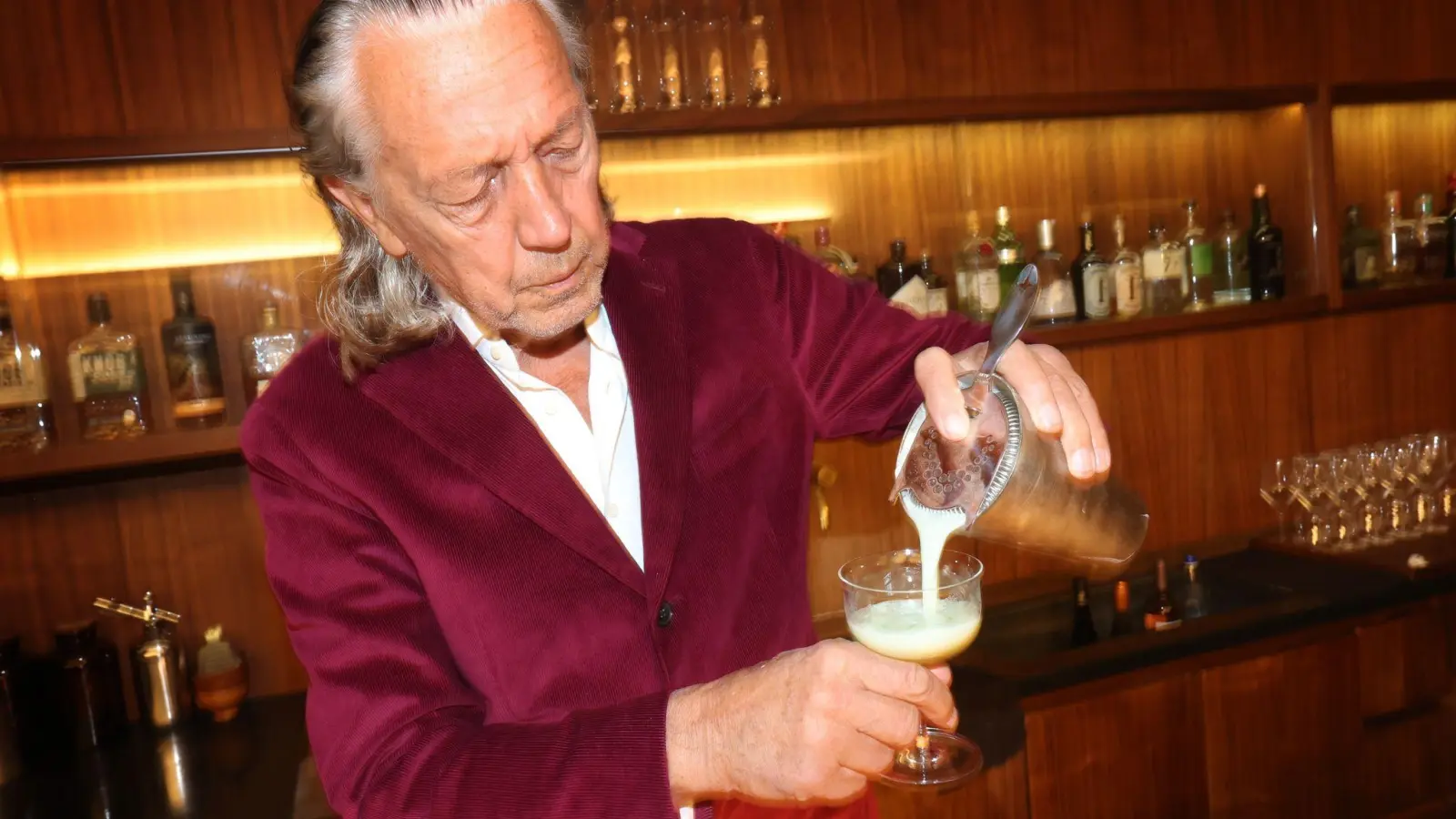 Charles Schumann mixt in seiner Bar in München „Swimming Pool“. (Foto: Karl-Josef Hildenbrand/dpa)