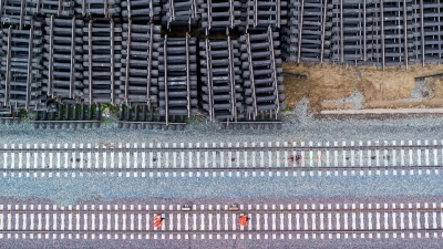 Auch beim Neu- und Ausbau von Schienen drohen wegen fehlender Milliardensummen Verzögerungen. (Foto: Julian Stratenschulte/dpa)