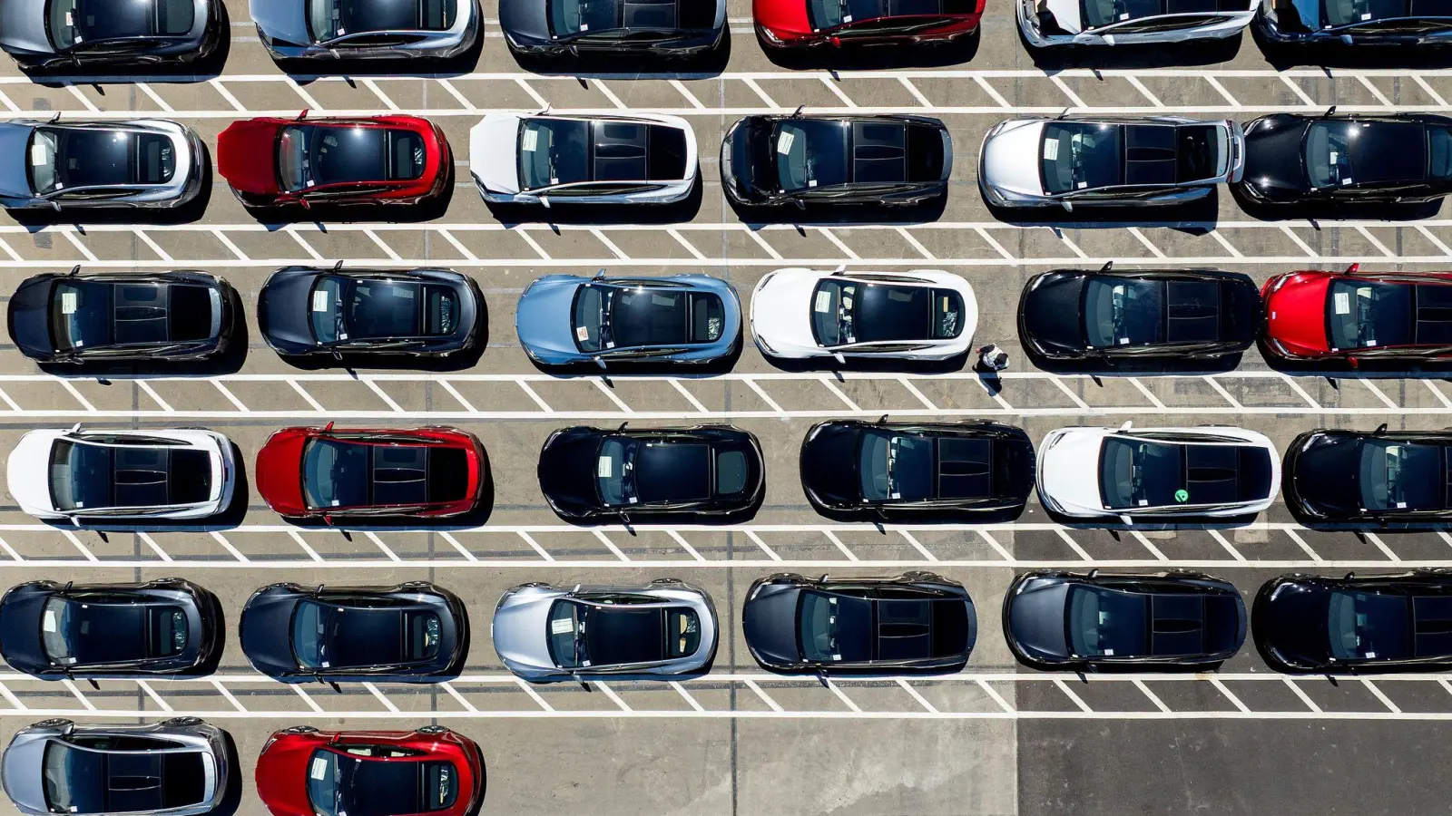 Die Tesla-Auslieferungen gingen im zweiten Jahr in Folge zurück. (Archivbild) (Foto: Noah Berger/FR34727 AP/dpa)