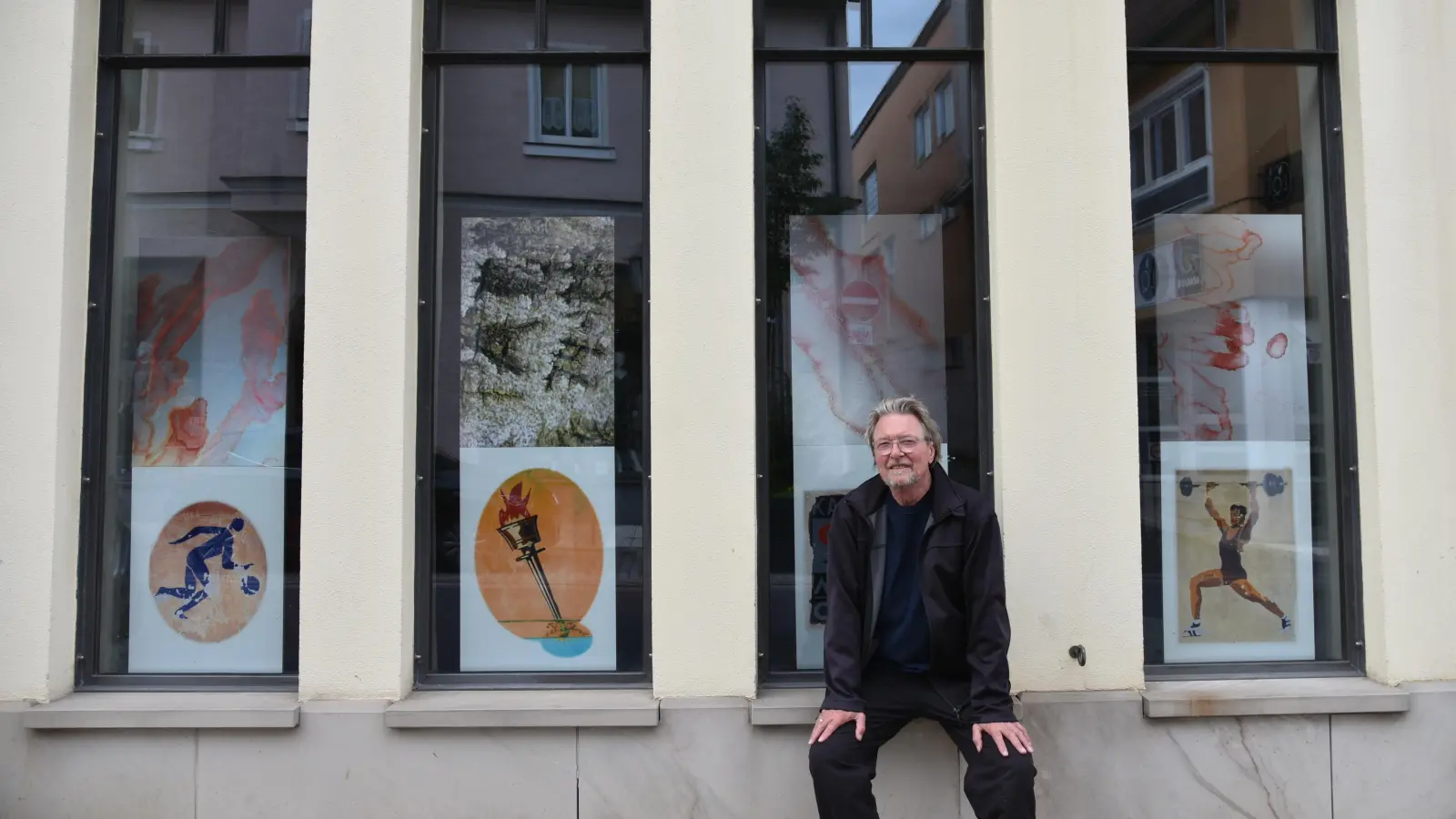 Walter Gramming vor seiner Ausstellung „Fotofunde“. Diese ist in den Schaufenstern der ehemaligen Bäckerei Bräuninger zu sehen. (Foto: Anita Dlugoß)