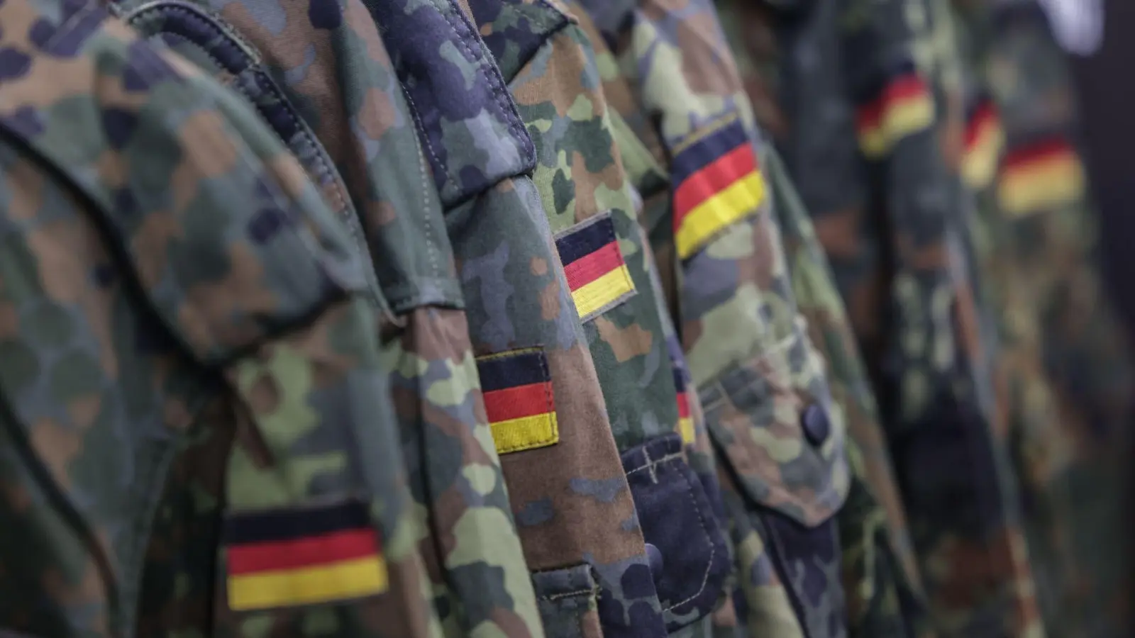 Laut Polizei trug der Bundeswehr-Soldat bei dem Angriff Uniform. (Symbolbild) (Foto: Oliver Berg/dpa)