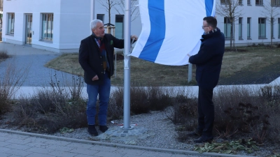 Der Antisemitismusbeauftragte Ludwig Spaenle (links) und Bezirkstagspräsident Peter Daniel Forster (rechts) hissten die israelische Fahne vor dem Bezirksrathaus in Ansbach. (Foto: Thomas Schaller)