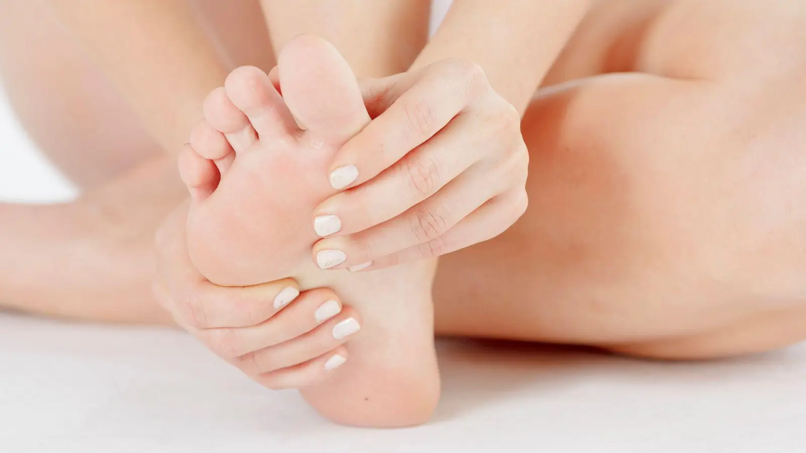 Schlecht sitzende Schuhe können zu Verdickungen, Verformungen oder kleinen Verletzungen der Zehennägel führen. (Foto: Monique Wüstenhagen/dpa-tmn)