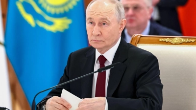 Putin sagt beim Wirtschaftsgipfel der Eurasischen Union, die Vorwürfe gegen Russland wegen eines Drohneneinschlags in Rumänien seien nicht bewiesen.  (Foto: Alexander Kazakov/Pool Sputnik Kremlin/AP/dpa)