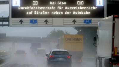 Immer mehr Kommunen erlassen Abfahrts- und Durchfahrtsverbote bei Stau auf der Autobahn. (Archivbild)   (Foto: Peter Kneffel/dpa)