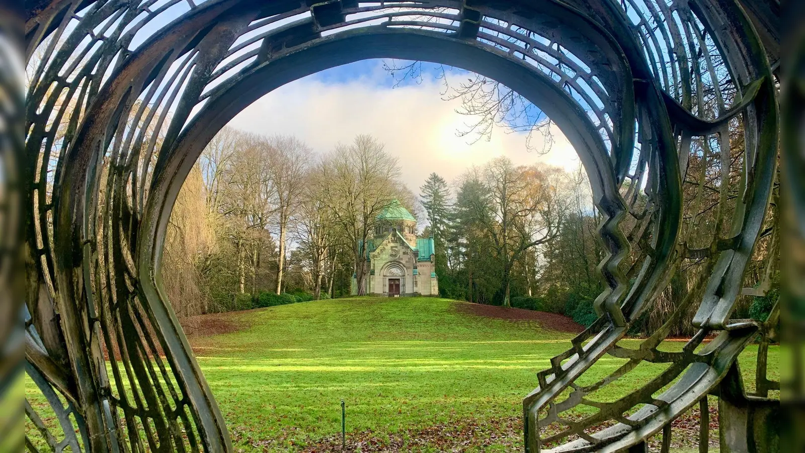 Der Ohlsdorfer Friedhof in Hamburg gilt als größter Parkfriedhof der Welt - und ist die größte Grünanlage der Hansestadt. (Foto: Wolfgang Stelljes/dpa-tmn)