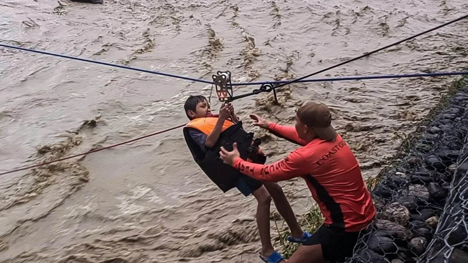 Viele Menschen mussten gerettet werden. (Foto: Philippine Coast Guard/XinHua/dpa)