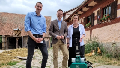 Freuen sich auf die zweimonatige Testphase des Roboters (von links): Felix Steuger von der Nürnberger Wach- und Schließgesellschaft, Bezirkstagspräsident Daniel Forster und Museumsleiterin Karin Falkenberg. (Foto: Nina Daebel)