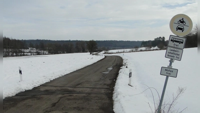 Hier, auf der alten Trasse der Staatsstraße entlang des Scheerweihers, will die Stadt Ansbach den Radweg verwirklichen. (Foto: Winfried Vennemann)