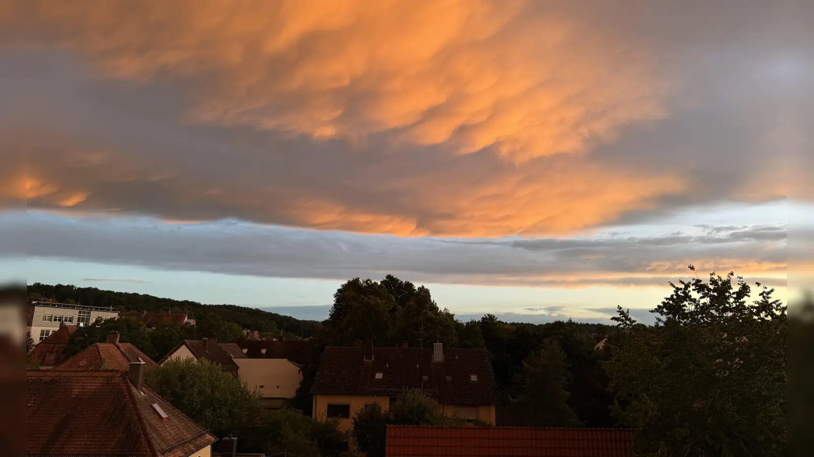 Auch über Ansbach zeigten sich Zuckerwatte-Wolken im Theaterlicht. (Foto: Evi Lemberger)