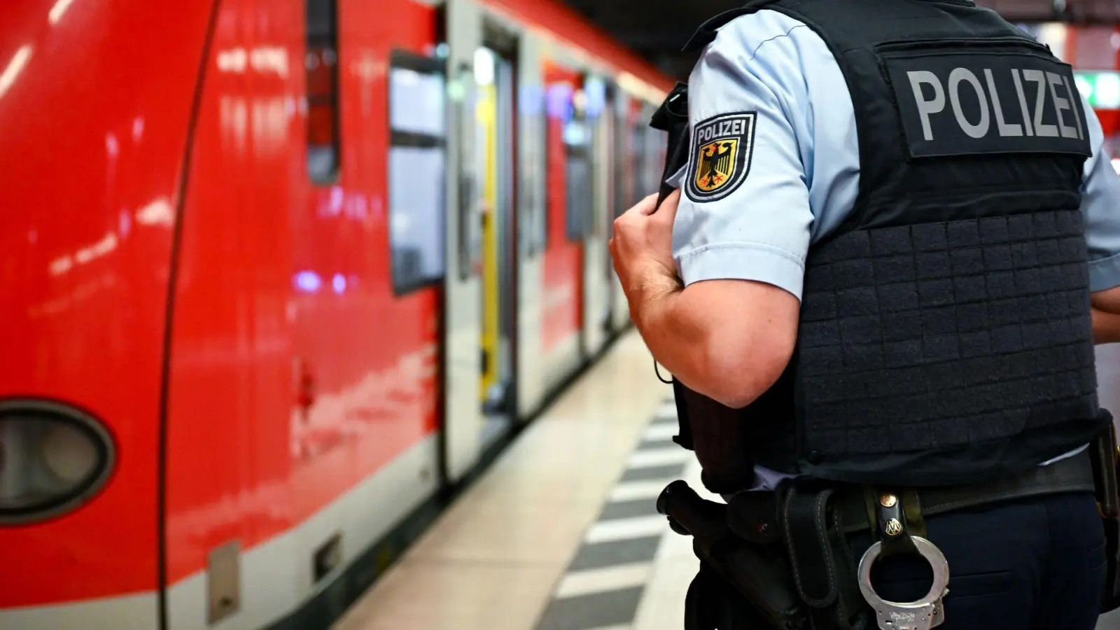 Die Sicherheit an Bahnhöfen und in Zügen bleibt ein vieldiskutiertes Thema. (Symbolbild) (Foto: Sven Hoppe/dpa)