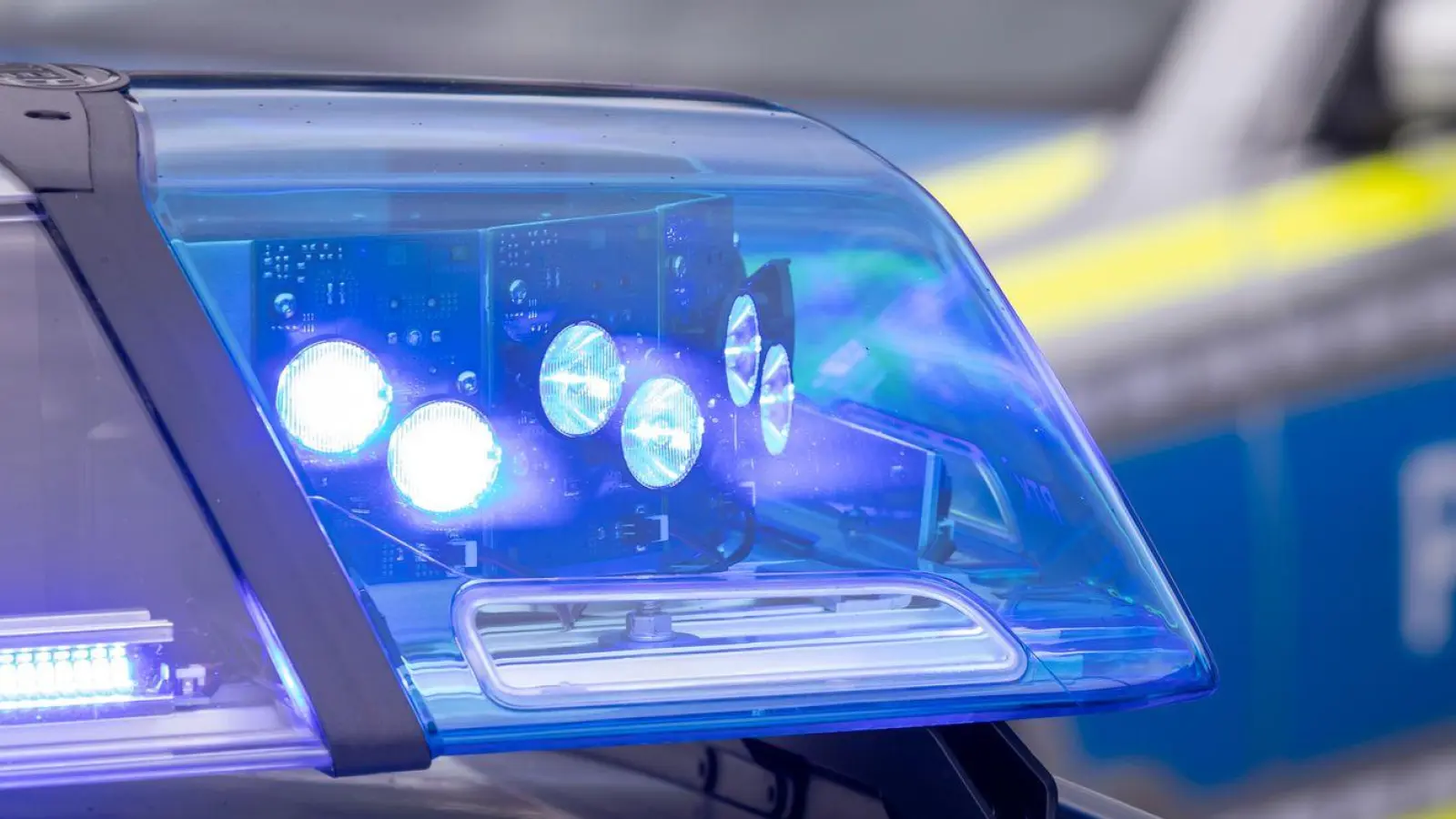 Die Polizei sucht nach dem flüchtigen Täter. (Symbolbild) (Foto: Daniel Karmann/dpa)