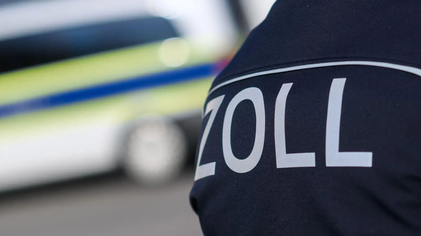 Die Zollbeamten entdecken die sechsstellige Bargeldsumme in einem Schuhkarton. (Symbolbild) (Foto: Julian Stratenschulte/dpa)