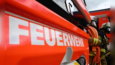 Die Feuerwehr ging unter Atemschutz zur Brandbekämpfung an der Rundballenpresse vor. (Symbolbild) (Foto: Bernd Weißbrod/dpa)